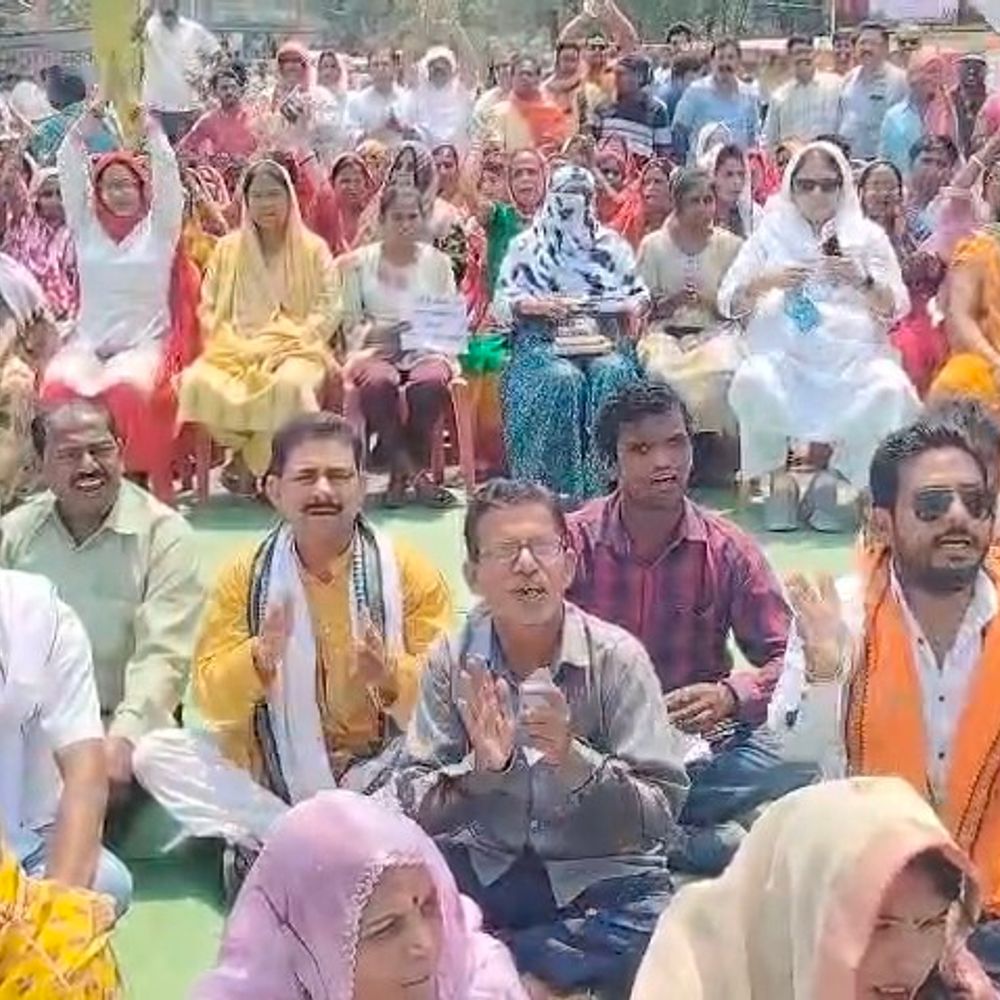 चिरमिरी में पानी संकट को लेकर प्रदर्शन:लोगों ने पार्षदों संग सड़क जाम किया, 15 दिन में समाधान के आश्वासन पर धरना खत्म