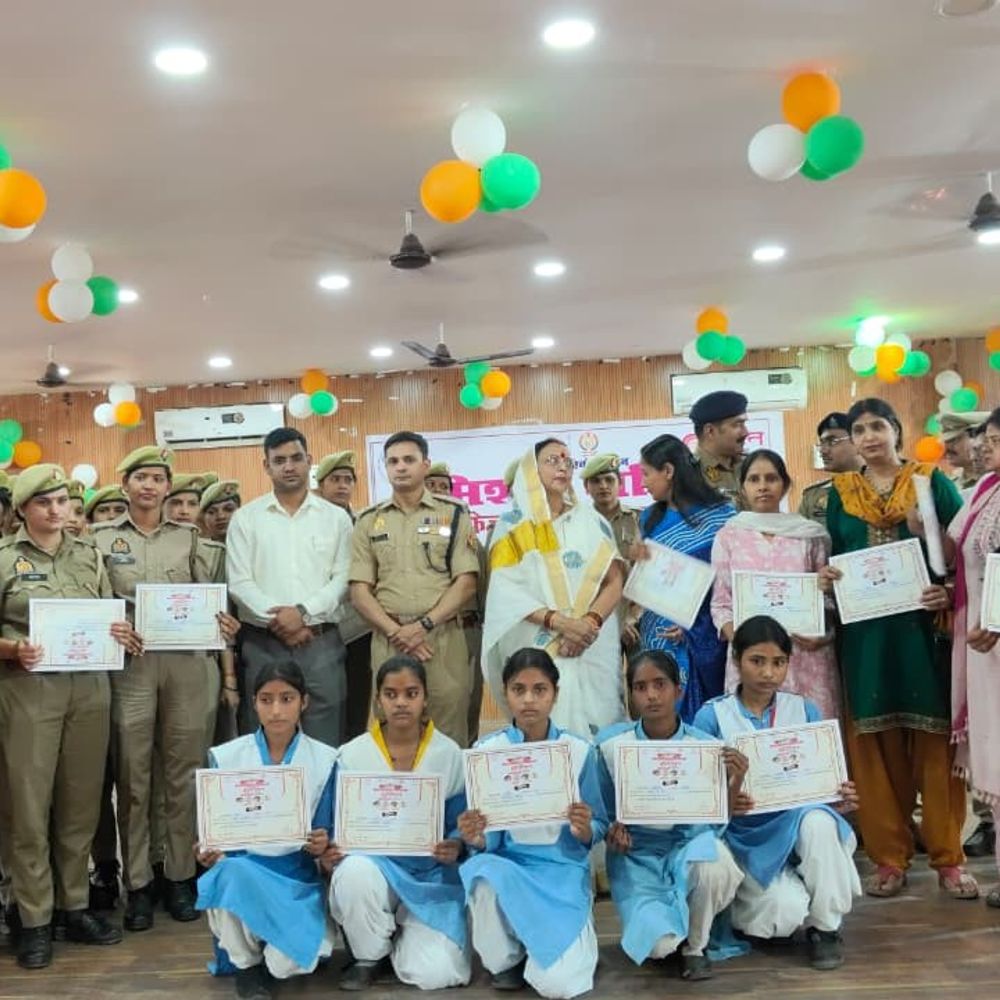 हरदोई के गांधी भवन में मिशन शक्ति कार्यक्रम का आयोजन:महिला सुरक्षा, सम्मान और स्वावलंबन पर दी गई जानकारी