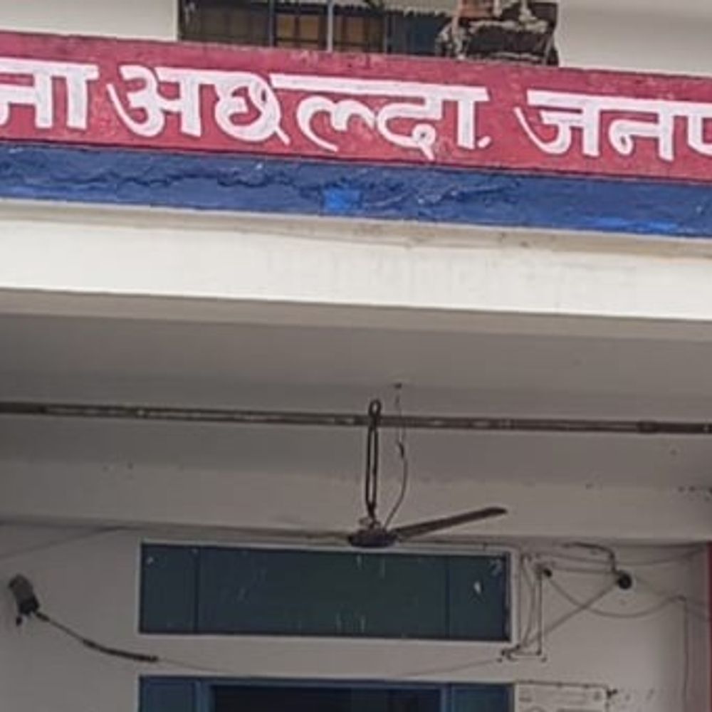 उधार सामान न देने पर विकलांग की दुकान में चोरी:औरैया में कोर्ट के आदेश पर FIR, नकदी-मोबाइल समेत सामान गायब