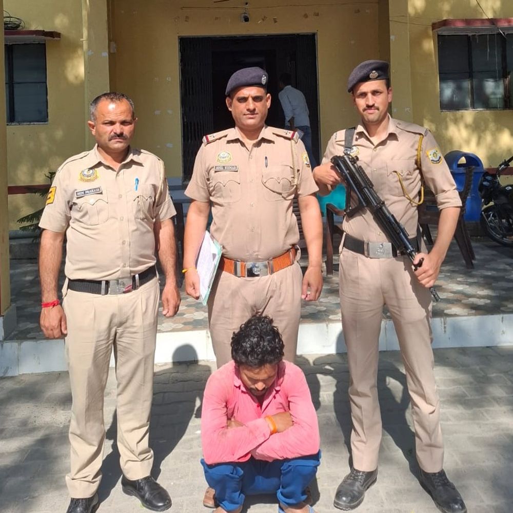 
                 शिमला का सुन्नी हत्याकांड, यूपी से तीसरा आरोपी अरेस्ट:एक महीने से था फरार, लगातार ठिकाने बदल रहा, अपहरण कर की युवक की हत्या 
            