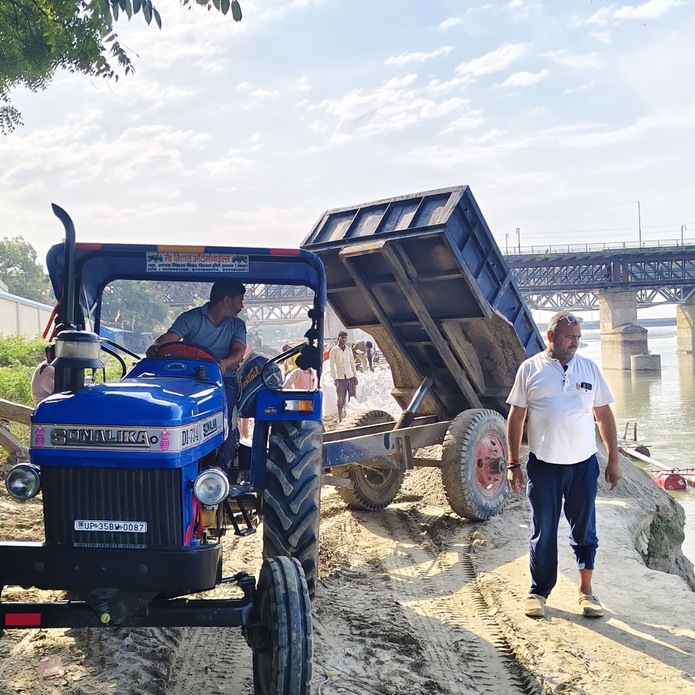 गंगा कटान रोकने को सिंचाई विभाग का अभियान शुरू:उन्नाव में गंगाघाट क्षेत्र में 350 मीटर तक होगा कार्य, मकान तक पहुंचा था कटान