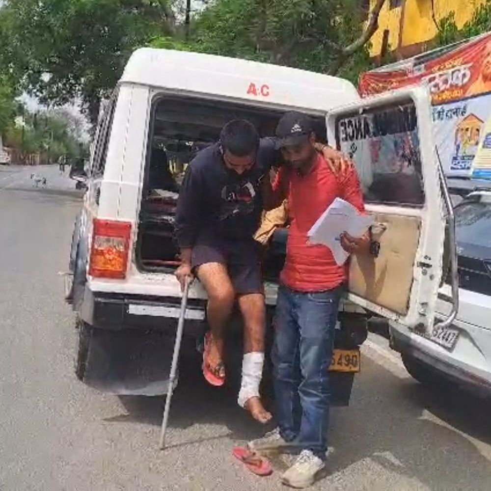 ओटी असिस्टेंट ने डॉक्टर बनकर किया ऑपरेशन:युवक का पैर कटने की आई नौबत, परिजनों ने की शिकायत