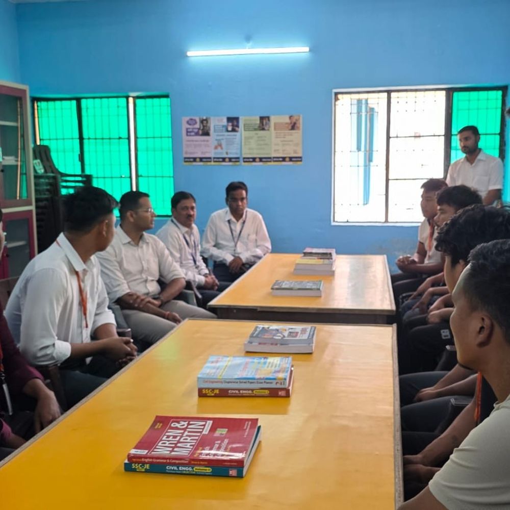 
                 इंडियन बैंक के सहयोग से आधुनिक लाइब्रेरी का शुभारंभ:बलरामपुर थारू जनजाति छात्रावास में डीएम ने किया निरीक्षण 
            