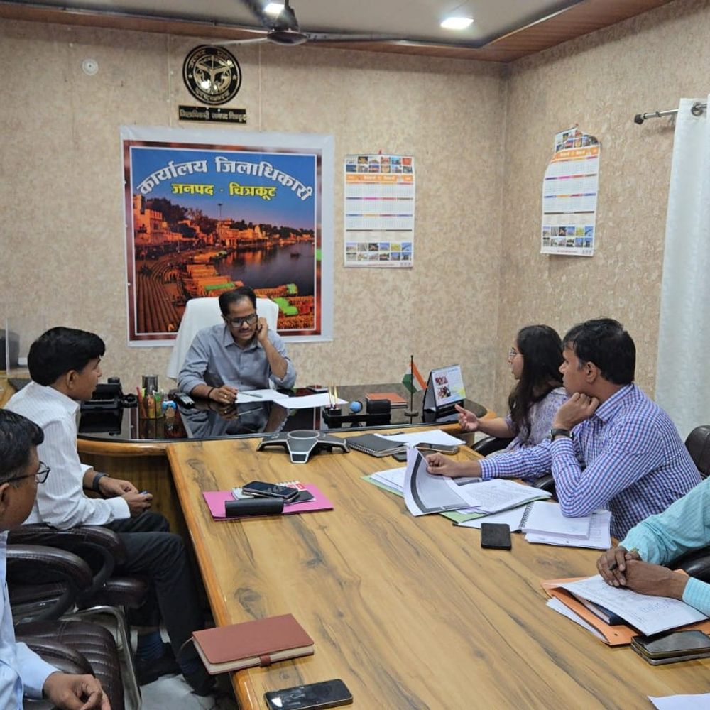 जिलाधिकारी ने फार्मर रजिस्ट्री की समीक्षा की:चित्रकूट में 15 दिन में लक्ष्य पूरा करने के सख्त निर्देश दिए