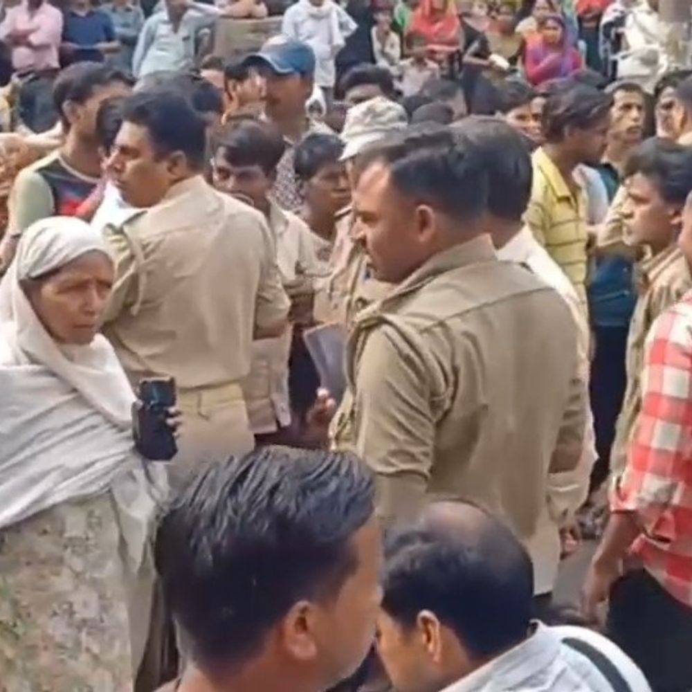 फर्रुखाबाद में सिलेंडर न मिलने पर महिलाओं ने लगाया जाम:उपभोक्ता बोले, कई दिनों से चक्कर लगा रहे; पुलिस से हुई तीखी बहस