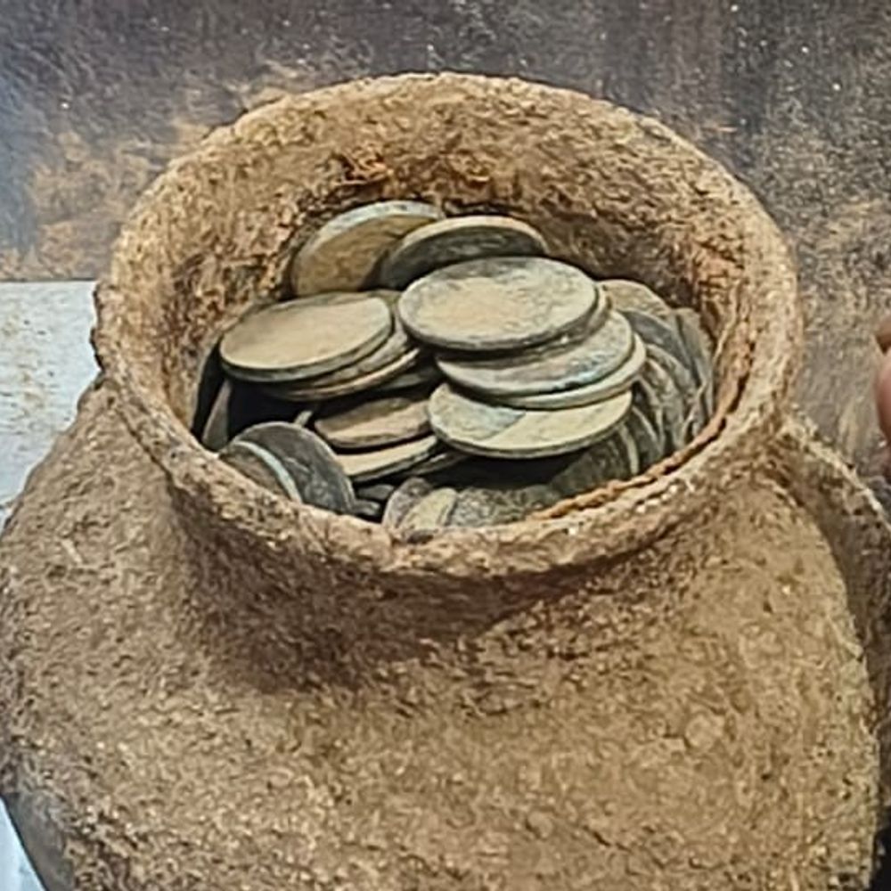 फतेहपुर में जेसीबी से मकान तोड़ते समय मिला खजाना:मटकी में मिले चांदी और तांबे के पुराने सिक्के