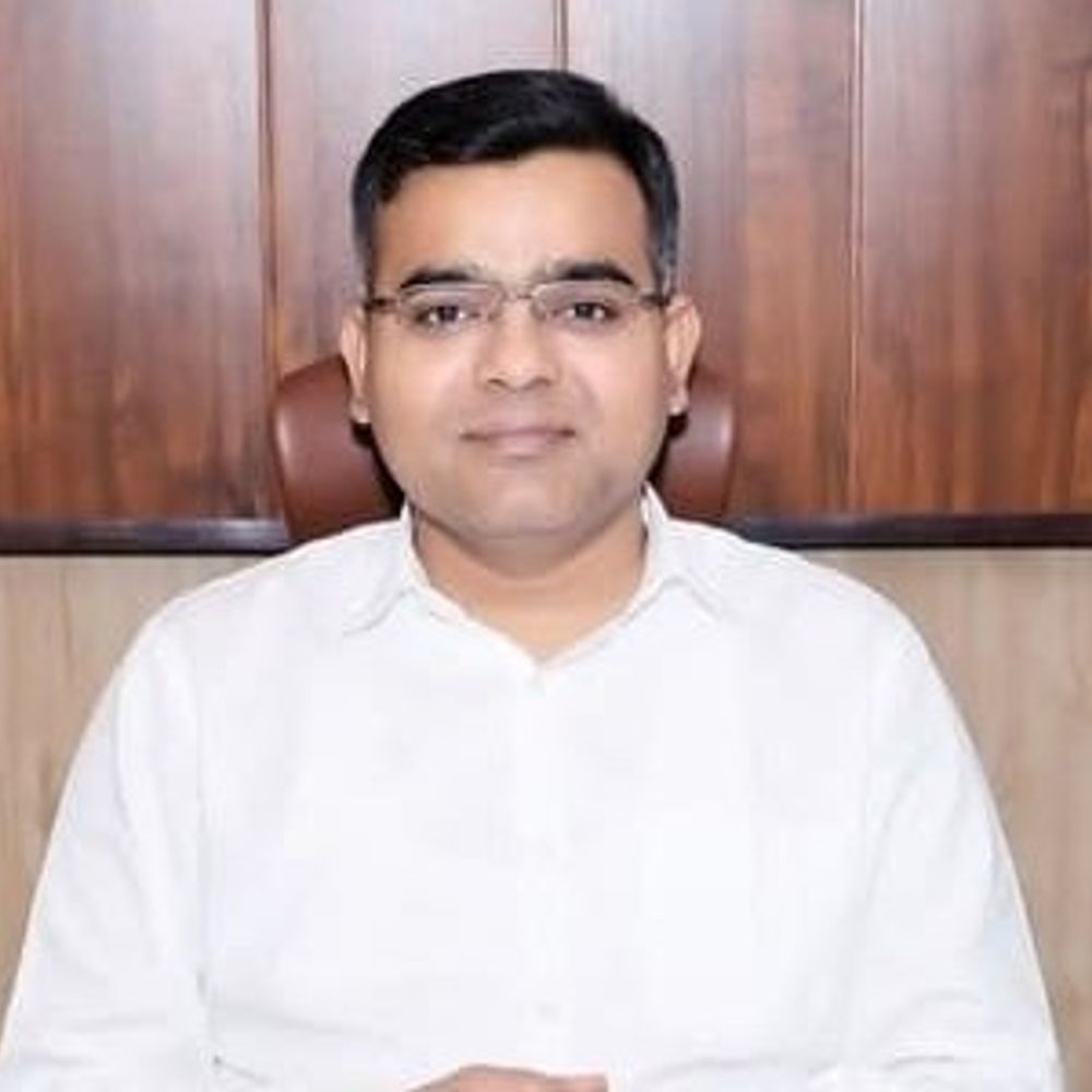 ललितपुर में निजी स्कूलों की मनमानी पर होगी कार्रवाई:DM ने ज्यादा फीस, विशेष दुकान से सामान खरीदने पर जांच के दिए निर्देश