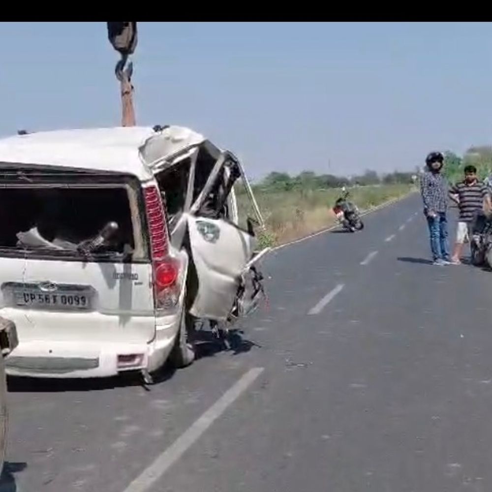 महराजगंज में स्कॉर्पियो पलटी, एक की मौत:नौ घायल, बाबा धाम से लौटते समय धर्मपुर नहर पुल के पास हादसा