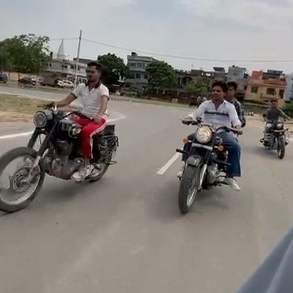 इटावा में स्टंटबाजों पर 33 हजार का चालान:बुलेट से करतब दिखाने पर पुलिस ने की कार्रवाई, SSP की चेतावनी