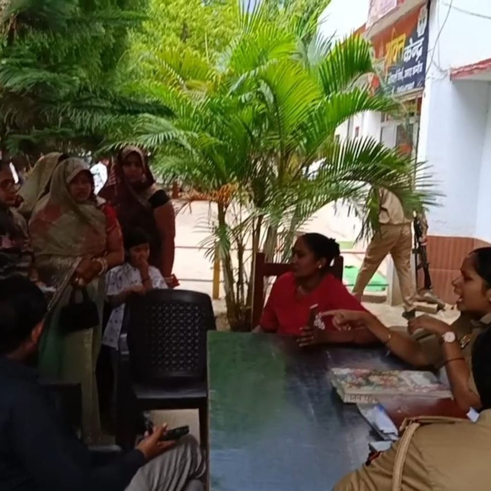 चोरी के शक में युवक को पकड़ा, कोतवाली में हंगामा:मुंडन संस्कार में रिश्तेदारों के साथ आया था, पुलिस के रवैये से लोग भड़के