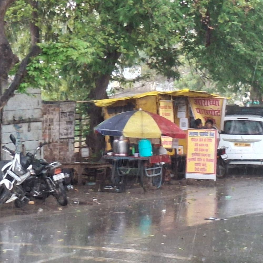 बदायूं में आंधी-बारिश से गर्मी से राहत:खेतों में भीगा गेहूं, तापमान 2 डिग्री गिरकर 31°C पर पहुंचा; कई जगह पेड़ और बिजली के खंभे गिरे