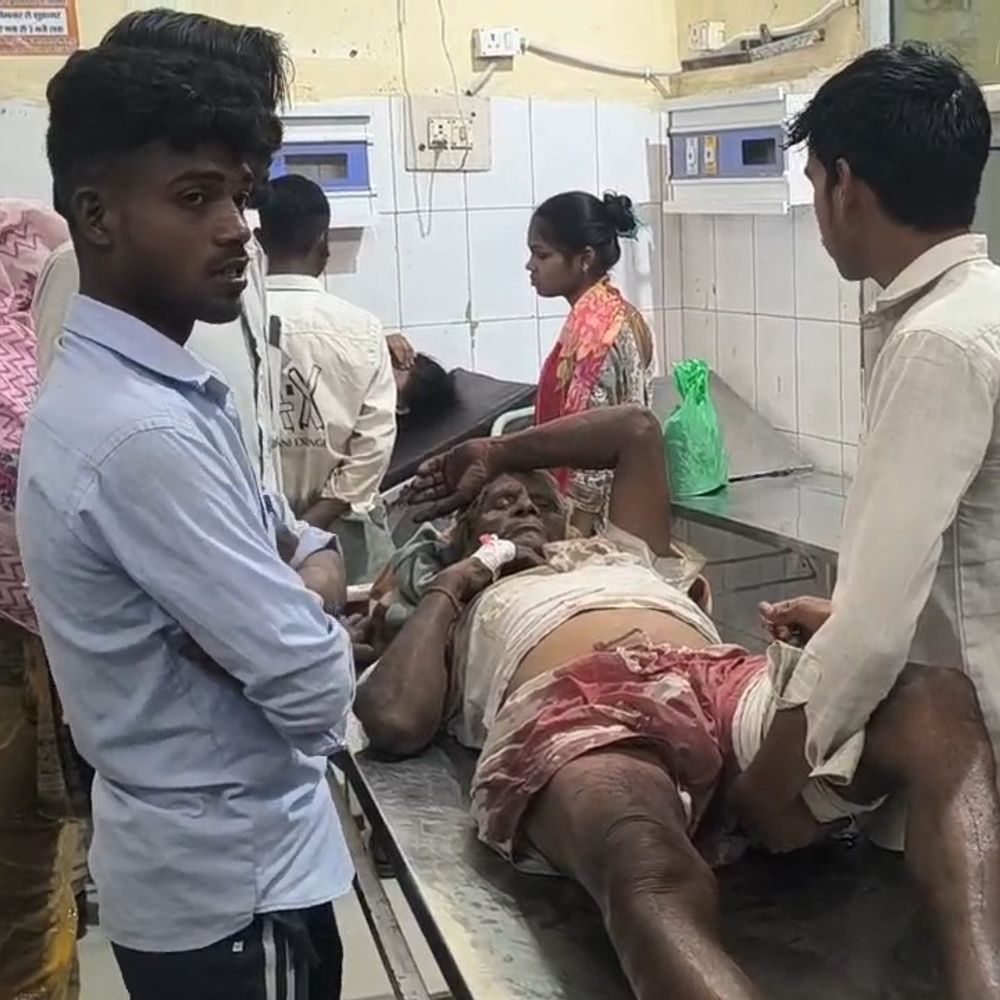 आवारा सांड के हमले में किसान गंभीर घायल:सीतापुर में चारा डालने गए किसान पर हमला,गंभीर हालत में अस्पताल में भर्ती