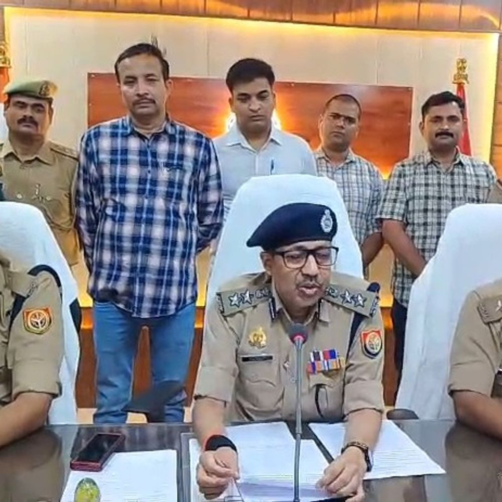 
                 उन्नाव में लूट का खुलासा, 25 हजार का इनामी गिरफ्तार:मुठभेड़ में पैर में गोली लगने से घायल, गिरोह के 6 सदस्य पकड़े गए 
            