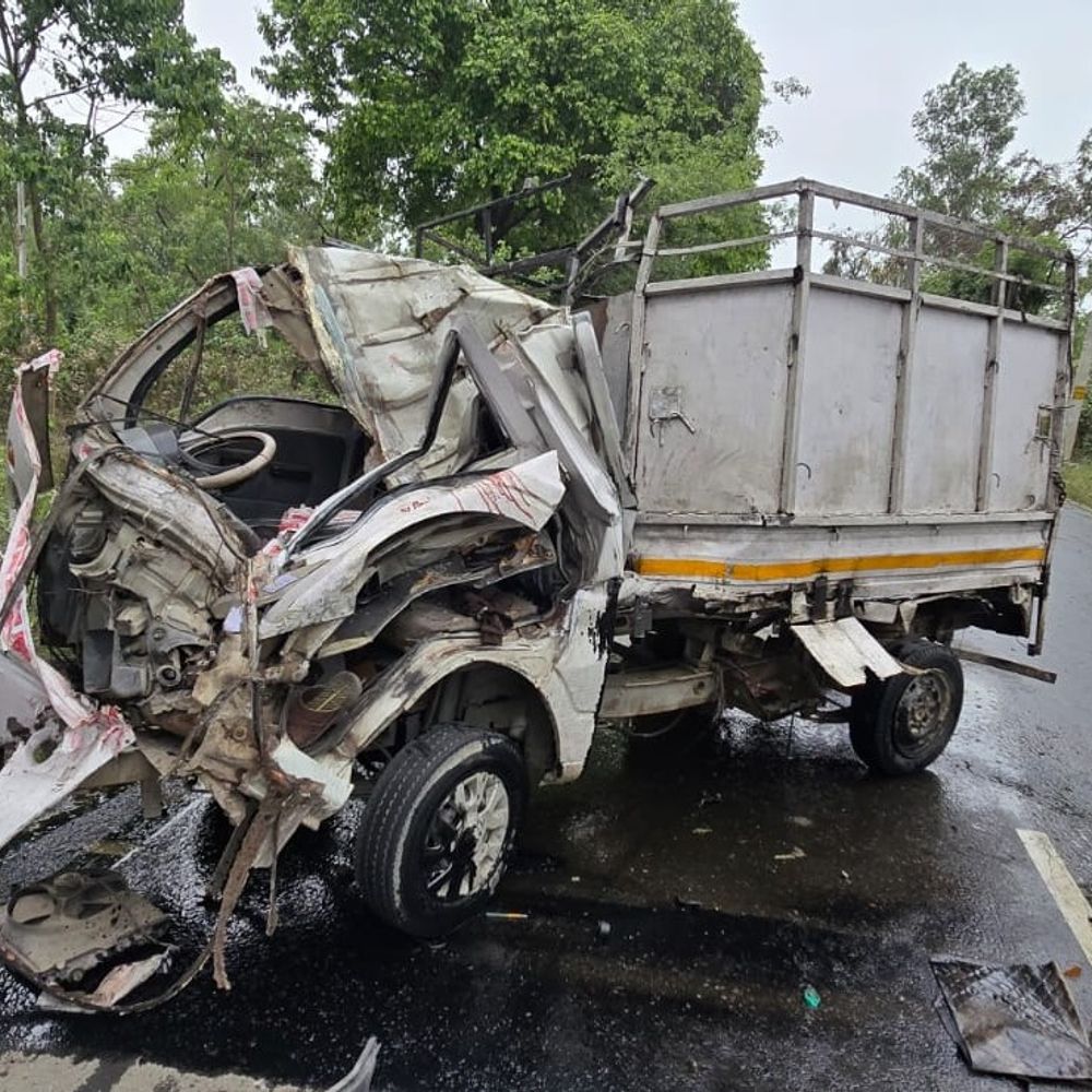 ट्रैक्टर-पिकअप की आमने-सामने टक्कर में पिता की मौत, बेटा घायल:बरेली में फिदाईपुर के पास हुआ हादसा, मिर्जापुर की ओर जा रहे थे
