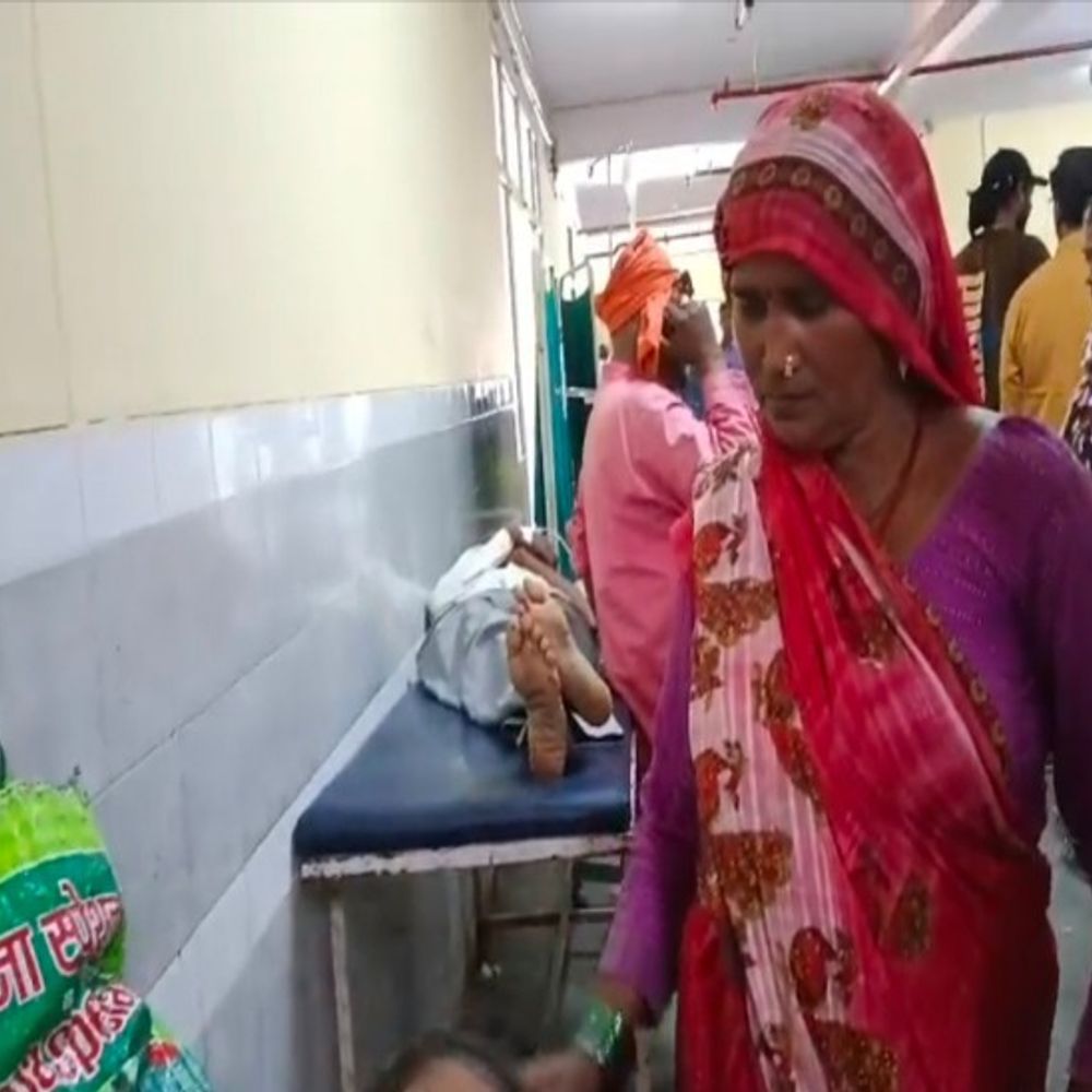 
                 शाहजहांपुर में ट्रैक्टर-ट्रॉली पलटी, चार लोग दबे:गेहूं काटने खेत जाते समय हादसा, मेडिकल कॉलेज में भर्ती 
            