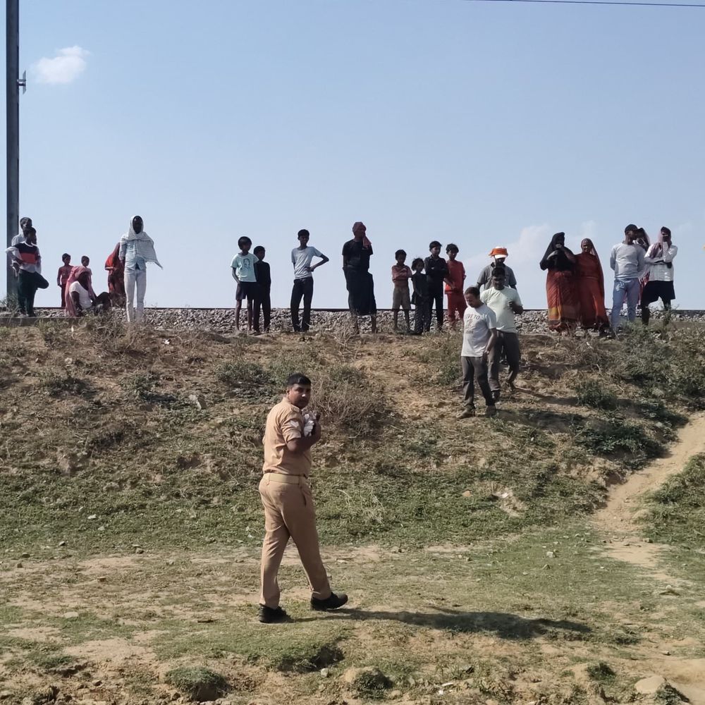 प्रेमिका की हत्या कर प्रेमी ट्रेन से कटकर जान दी:खेत में मचान पर मिला था विवाहिता का शव, 2 दिन से था फरार