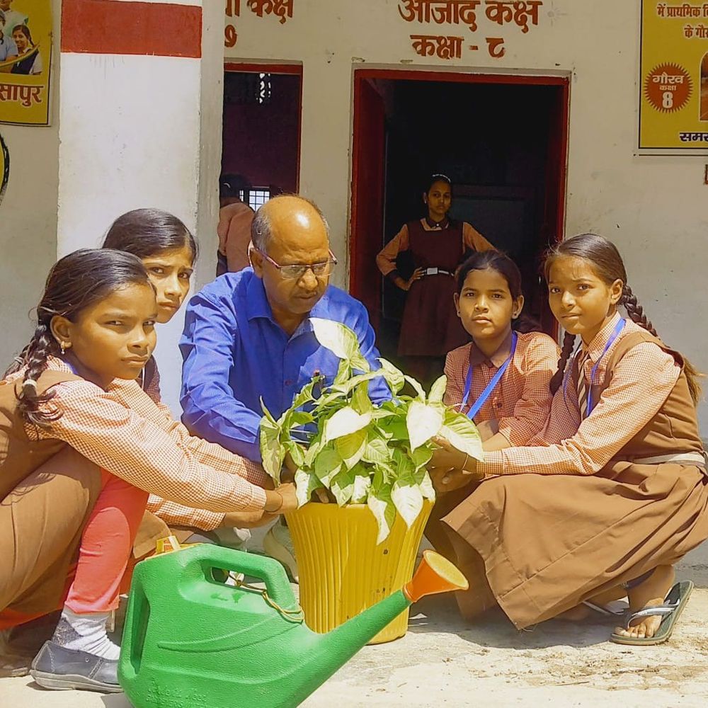 राष्ट्रपति पुरस्कार विजेता शिक्षक ने 3100वें दिन किया पौधरोपण:कंसापुर विद्यालय में बच्चों को पर्यावरण संरक्षण का दिया संदेश