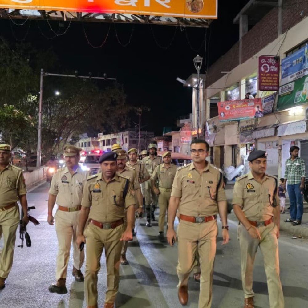त्योहारों से पहले फ़िरोज़ाबाद पुलिस अलर्ट:एसएसपी के नेतृत्व में रात्रि पैदल गश्त, संदिग्ध वाहन सीज, सुरक्षा कड़ी