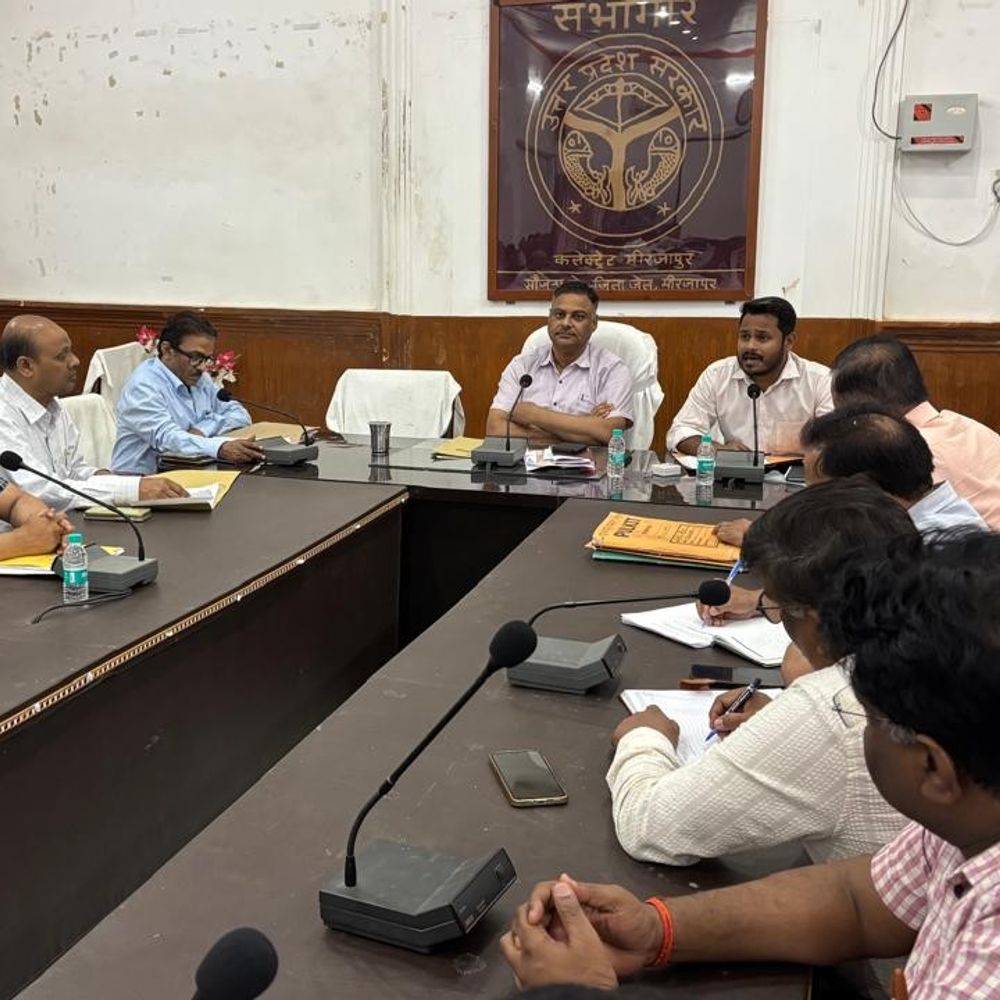 संचारी रोग नियंत्रण पर डीएम के सख्त निर्देश:मिर्जापुर के स्कूलों में जाली, तालाबों की सफाई और फॉगिंग के आदेश