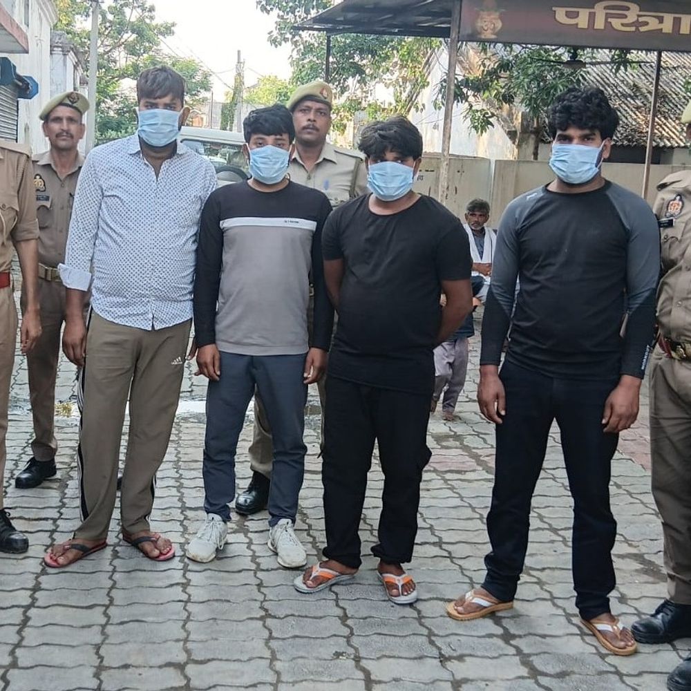
                 हरदोई में चार चोर गिरफ्तार, छह चोरी की वारदातें कबूली:पुलिस ने आभूषण और ₹17,400 नकद बरामद किए 
            