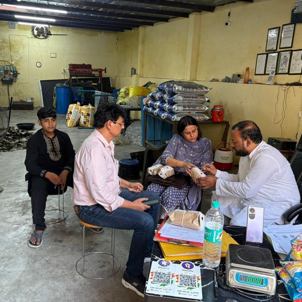 हापुड़ में 21 प्रतिष्ठानों पर लगा 5.65 लाख का जुर्माना:पनीर, दूध, तेल, दाल, रसगुल्ला और पैकेज्ड पेयजल के नमूने फेल, कई खाद्य पदार्थ असुरक्षित