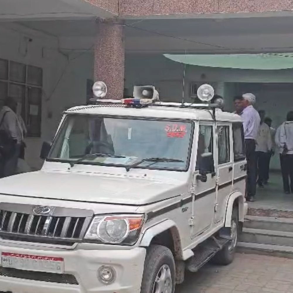 EWS प्रमाण पत्र बनवाने गए युवक को लेखपाल ने पीटा:बांदा में नायब तहसीलदार पर कमरे में बंधक बनाकर पीटने का आरोप