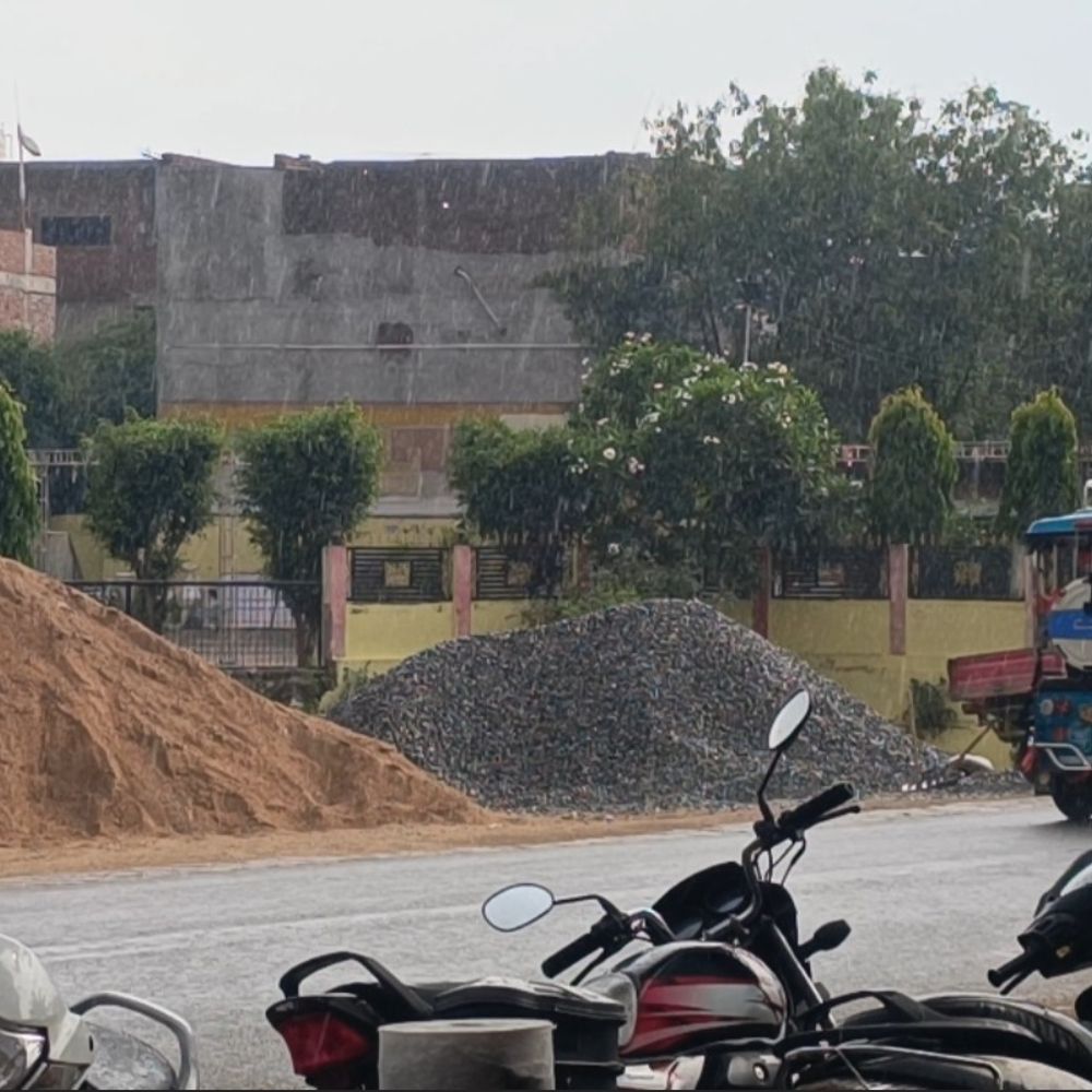 
                 जालौन में तेज बारिश के साथ हवाएं चलीं:बची हुई फसलों पर संकट, किसानों की चिंता बढ़ी 
            