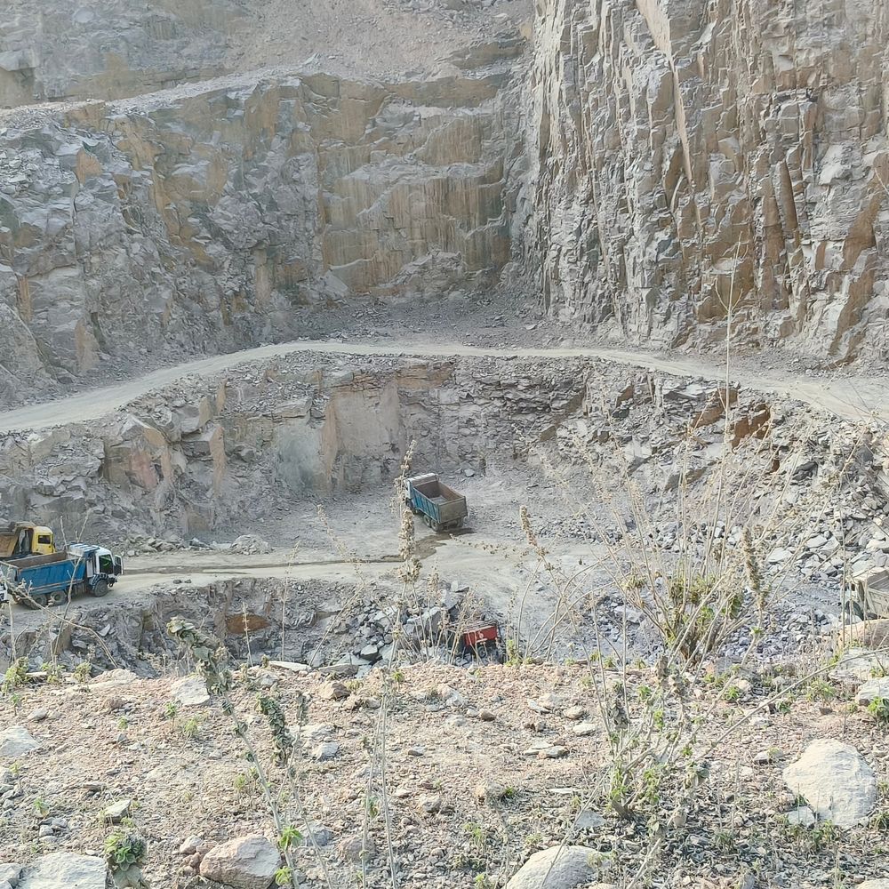 चित्रकूट में रात में अवैध खनन जारी:नियमों का उल्लंघन कर पहाड़ों में हो रही ब्लास्टिंग खनिज अधिकारी की भूमिका