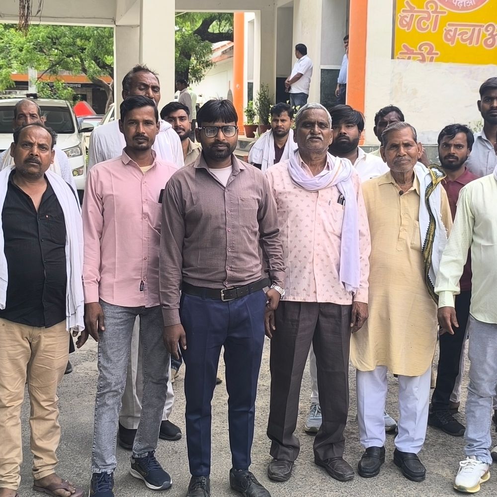 एक्सप्रेसवे लिंक रोड के लिए जमीन अधिग्रहण पर विवाद:मैनपुरी में ग्रामीणों ने डीएम कार्यालय पर किया प्रदर्शन, मुआवजे की मांग