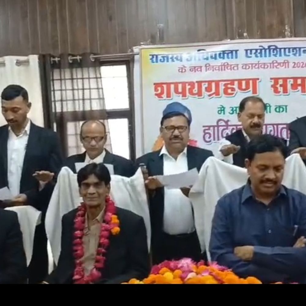 
                 राजस्व अधिवक्ता एसोसिएशन का शपथ ग्रहण समारोह:डीएम डॉ. इंद्रमणि त्रिपाठी ने दिलाई पद एवं गोपनीयता की शपथ 
            