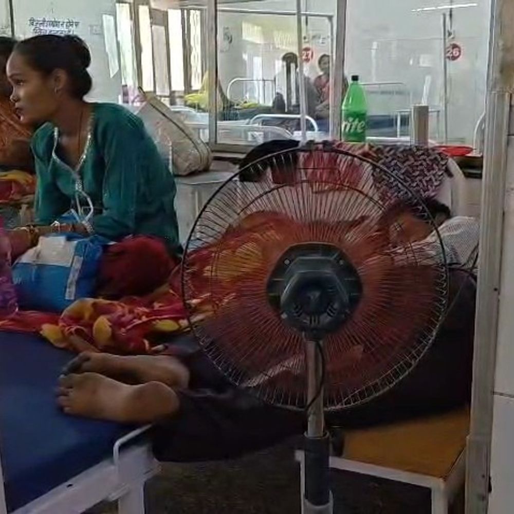 उन्नाव जिला अस्पताल में गर्मी से मरीज परेशान:तीमारदार घर से पंखे लेकर आए, वार्डों में पंखे न होने या खराब होने से स्वास्थ्य सुविधाओं पर उठे सवाल