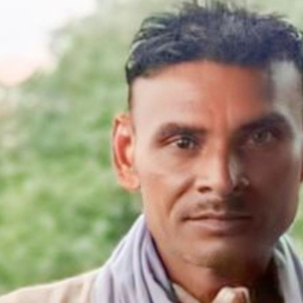 जालौन में खेत पर अचेत हालत में मिला किसान:अस्पताल ले जाते समय रास्ते में हुई मौत, जहर खाने की आशंका