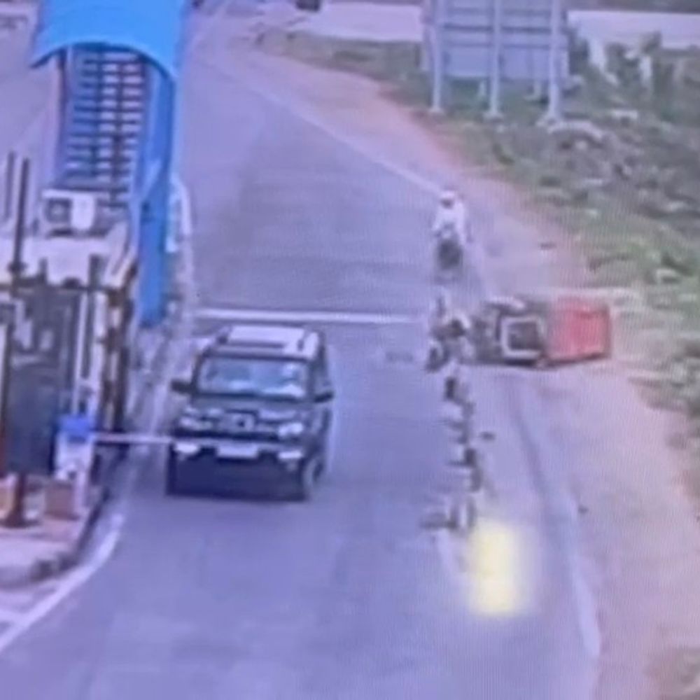 ई-रिक्शा पलटने से युवक की मौत:मुजफ्फरनगर टोल पर हादसा, पत्थर से बिगड़ा संतुलन, CCTV में कैद