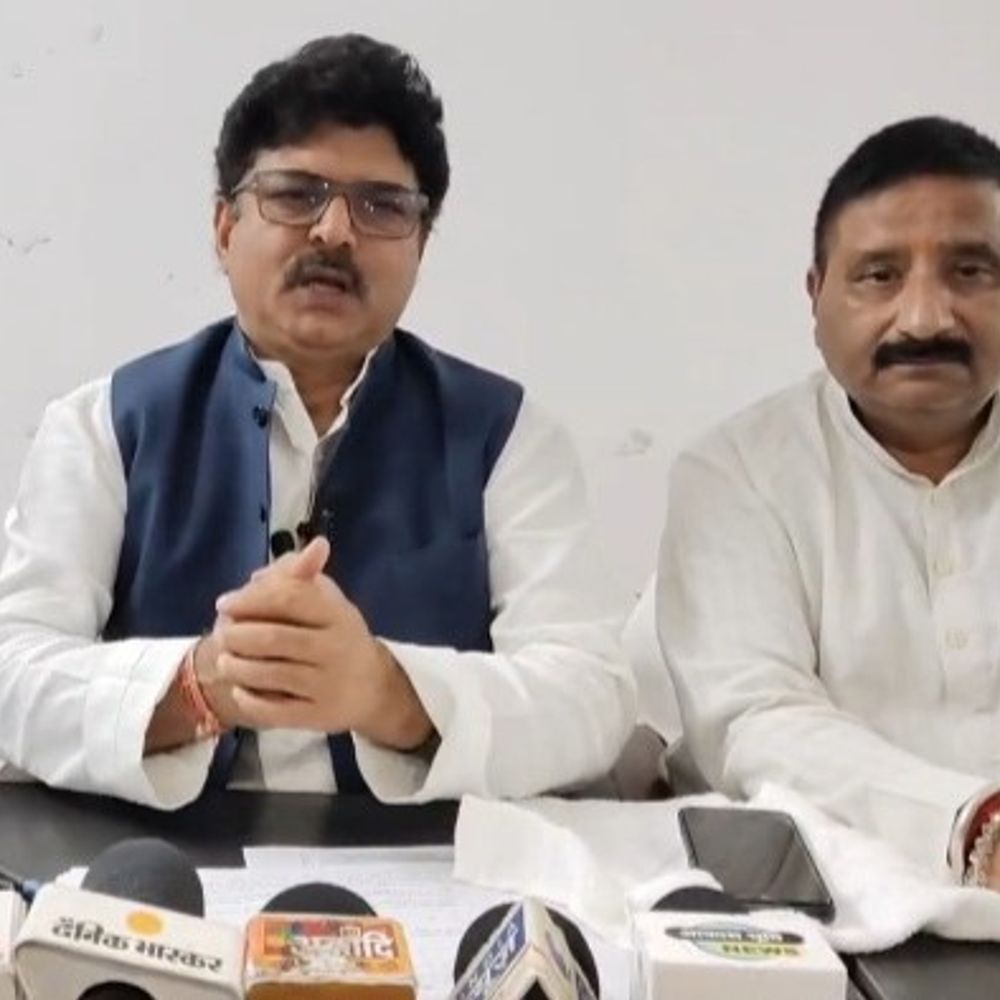 यूपी गौ सेवा आयोग सदस्य भदोही पहुंचे:गौ संरक्षण पर अधिकारियों संग की समीक्षा बैठक, दिए निर्देश