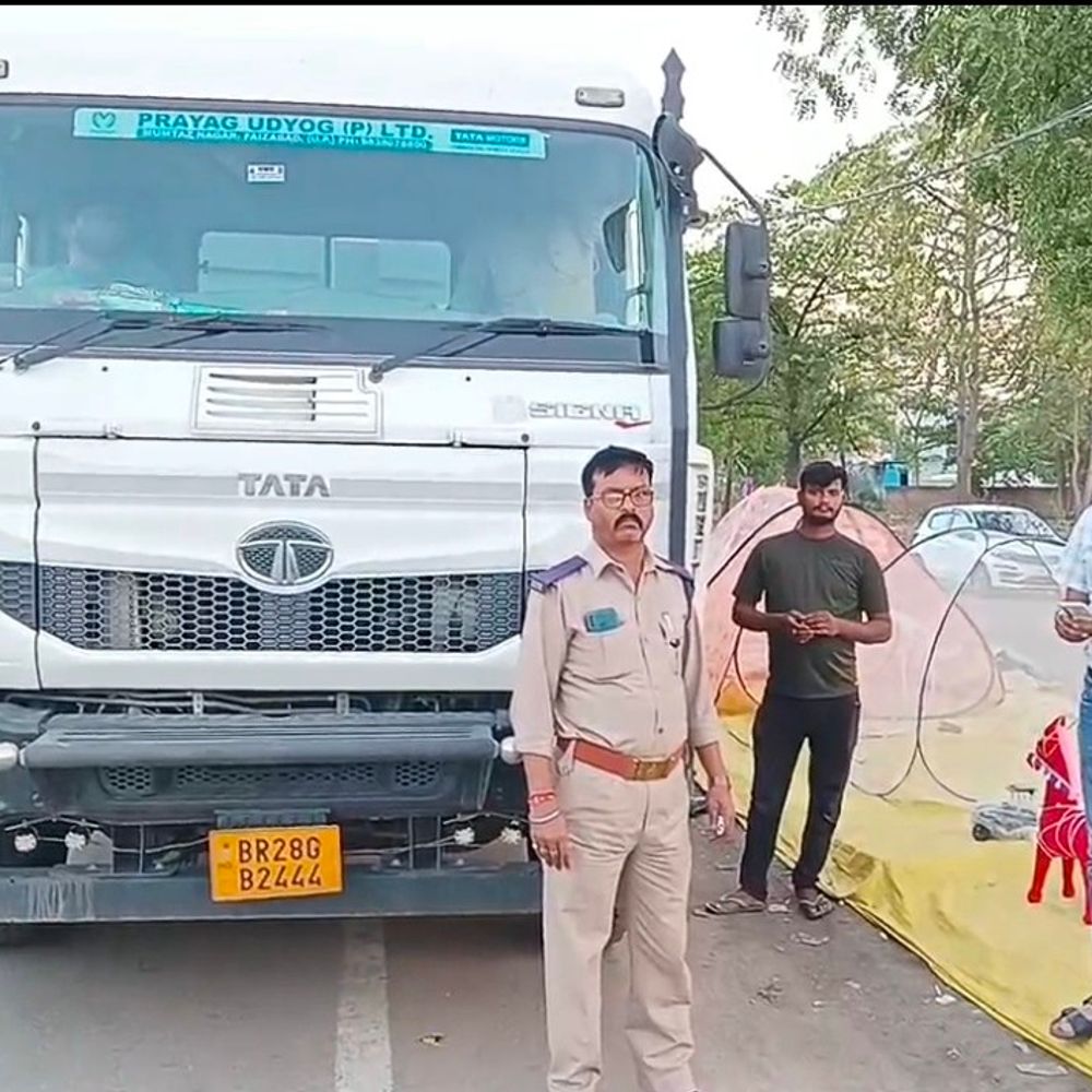 रायबरेली में ओवरलोडेड वाहनों पर कार्रवाई:एआरटीओ प्रवर्तन ने 5 लाख से अधिक का जुर्माना लगाया, 4 वाहन सीज