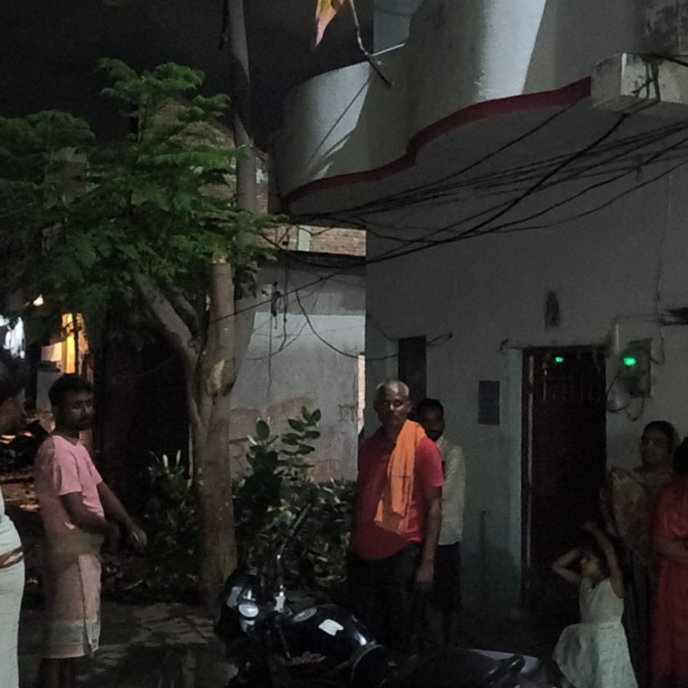 उन्नाव में पत्थरबाजी से लोग परेशान:कई दिनों से छतों-टीनशेड़ों पर गिर रहे पत्थर, लोग रातभर दे रहे पहरा, पुलिस कर रही जांच