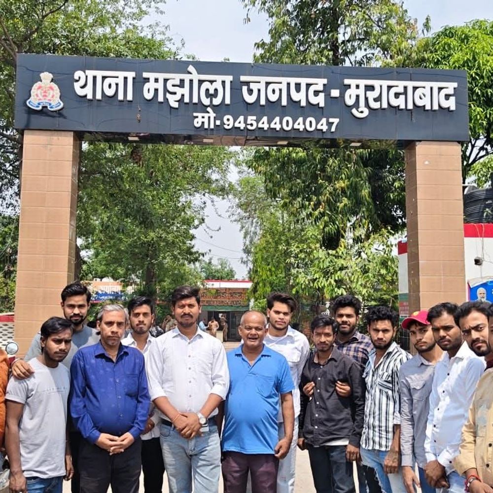 
                 मुरादाबाद में बजरंग दल ने प्रदर्शन किया:10 थानों पर कार्यकर्ताओं ने फर्जी मुकदमों के खिलाफ सौंपा ज्ञापन 
            