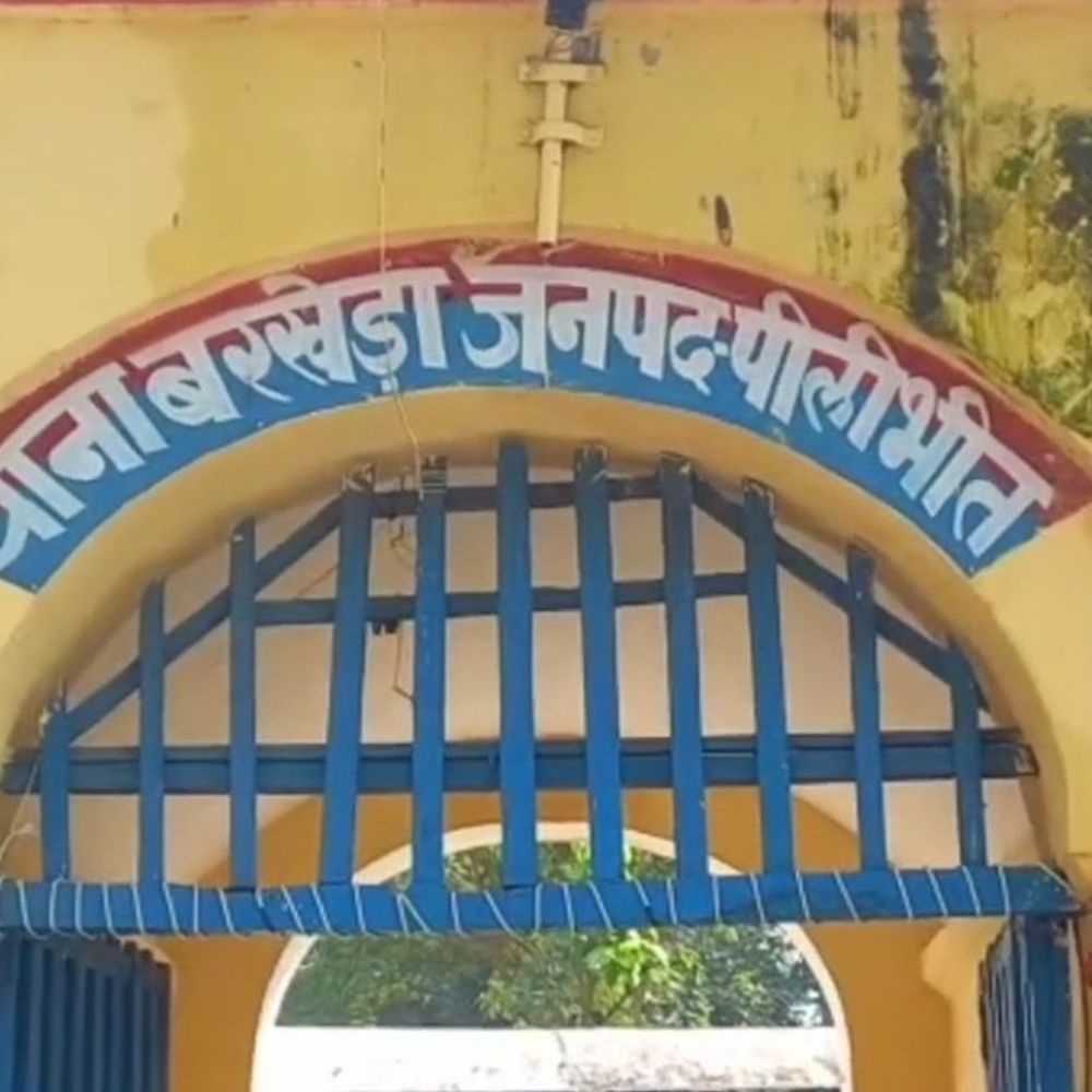 पीलीभीत में छुट्टा पशु से टकराकर टेंपो पलटा:मुंडन संस्कार से लौट रहे नाई की मौत, परिवार के 5 घायल