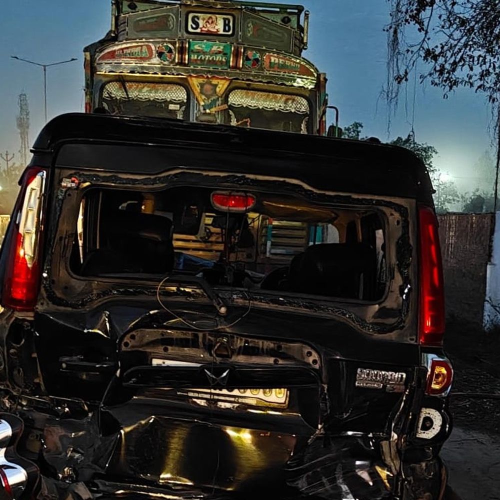 चेकिंग के दौरान खनन अधिकारी को कुचलने का प्रयास:रायबरेली में ओवरलोड ट्रक ने गाड़ी को टक्कर मारी, अधिकारी बाल-बाल बचे