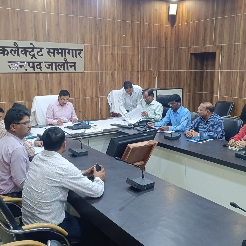 
                 प्राइवेट स्कूलों की मनमानी पर डीएम सख्त:जालौन में की बैठक, बढ़ी फीस लौटाने और NCERT किताबें लागू करने के दिए निर्देश 
            