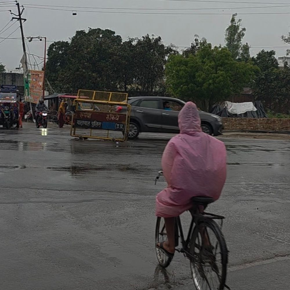 
                 संभल में बारिश से 7 डिग्री पारा गिरा:ओले:-बारिश से गेहूं-मक्का बर्बाद; तापमान 25 डिग्री, AQI 101 दर्ज 
            