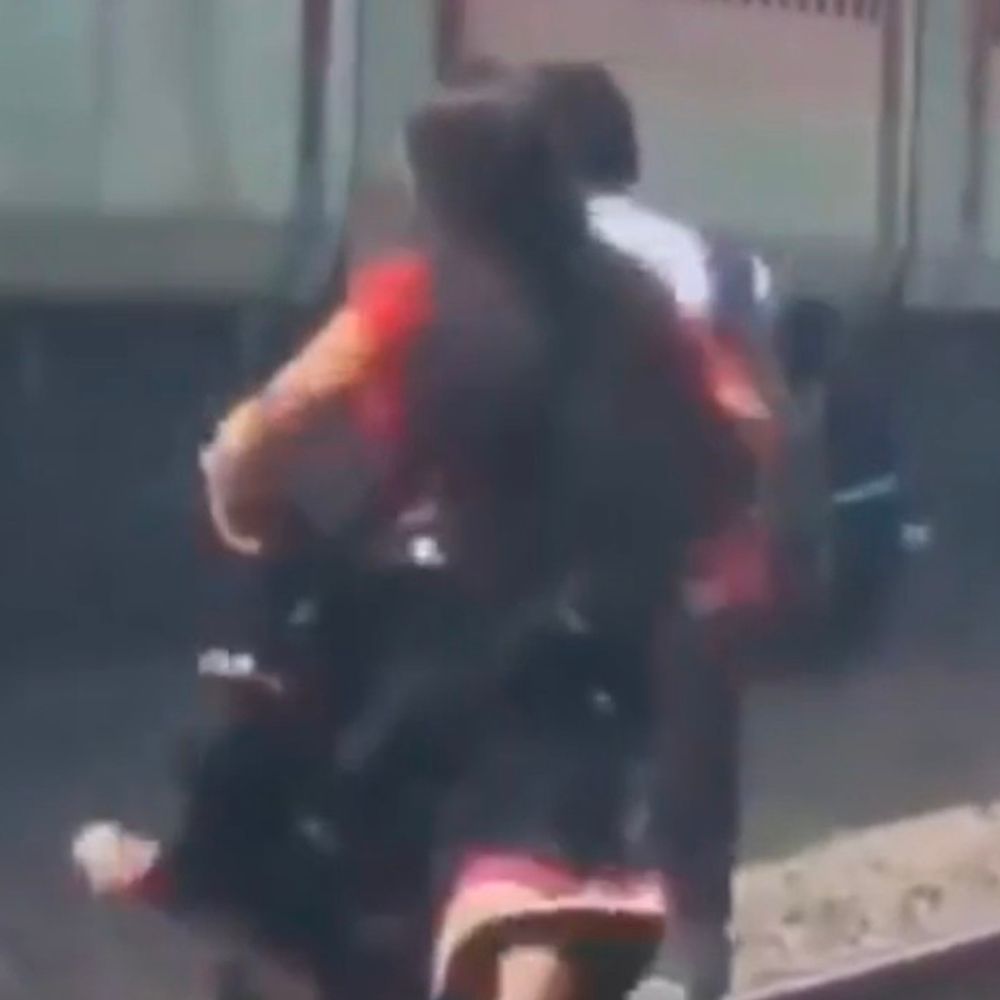 रायबरेली में रेलवे ट्रैक पर युवक-युवती ने बनाया रील, VIDEO:पास से गुजरी ट्रेन, तलाश में पुलिस