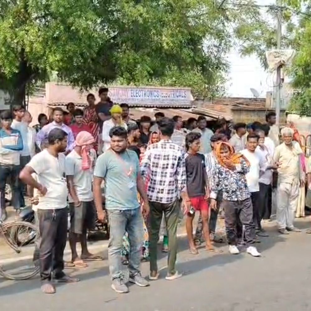 बोकारो के ऋतुडीह में ट्रक ने स्कूटी को रौंदा:  हादसे में मां की मौके पर मौत, बेटी गंभीर घायल; आक्रोशितों ने किया सड़क जाम – Bokaro News