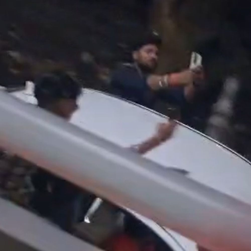 हाथरस में युवकों ने की खतरनाक स्टंटबाजी, VIDEO:चलती कार से बाहर निकलकर बनाई रील, पुलिस ने काटा चालान