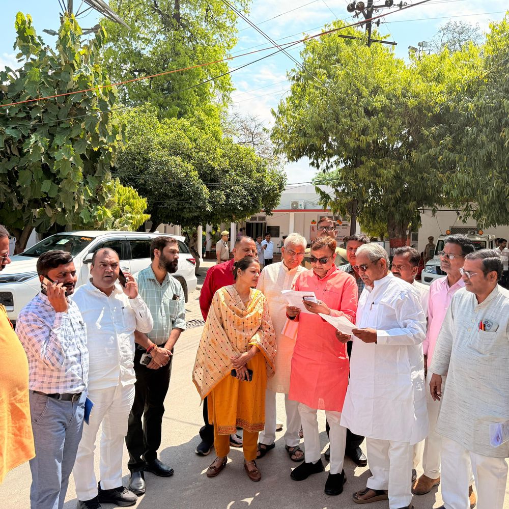 छीतापसी किले को नोटिस मामला: भाजपा विधायक DM से मिले:धरोहर संरक्षण की मांग, वैकल्पिक व्यवस्था देखने के डीएम ने दिए निर्देश