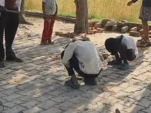 मछली पकड़ने की सजा, मुर्गा बनाकर पीठ पर ईंटें रखीं:सोनभद्र में छड़ी लेकर बच्चों को धमकाता रहा; बोला- अगर हिले तो बहुत मारूंगा