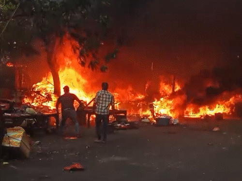 
                 कानपुर में पीड़ित बोले- आग ने सबकुछ खत्म कर दिया:किसी के बेटी की शादी का सामान तो किसी के नकदी जली, 20 दुकानों में आग लगी 
            