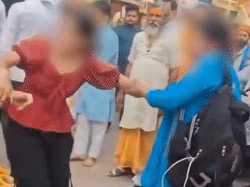 
                 मथुरा में 17 साल की लड़की का सड़क पर हंगामा:बोली- बाबा ने मेरे साथ रेप किया, मां को दान में घर मिला था 
            