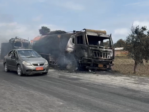 मणिपुर-बम हमले में 2 बच्चों की मौत के बाद हिंसा:प्रदर्शनकारियों का CRPF कैंप पर हमला, जवाबी फायरिंग में 2 की जान गई