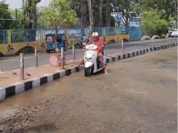 भोपाल में पाइप लाइन फूटी, अचानक धंस गई सड़क:लोक भवन के सामने भराया पानी, जर्जर हिस्से से ही गुजरी विधानसभा अध्यक्ष की गाड़ी